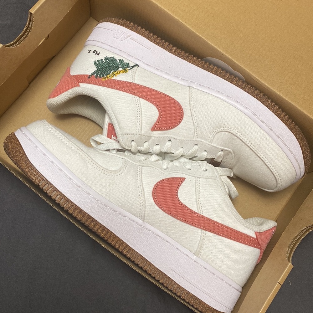 Catechu Nike shoes worn once